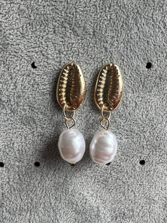 Shell pearl dangle